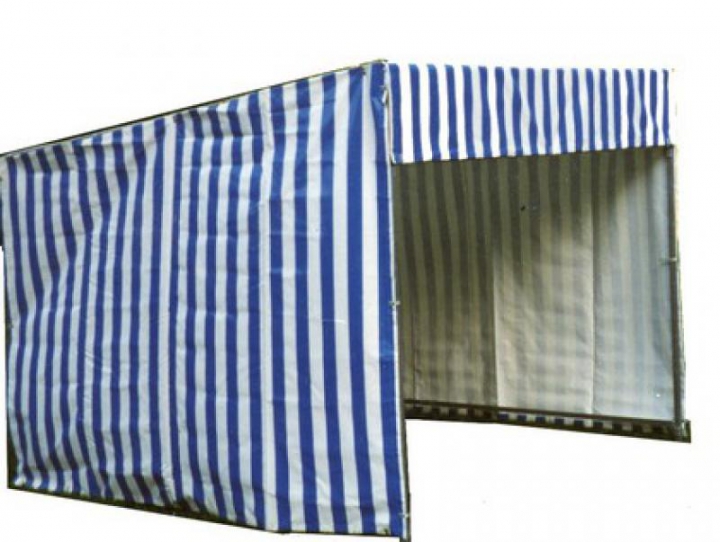 Stand avec bâche rayée